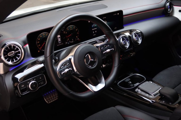 Business trips to Dubai: why car rental matters so much